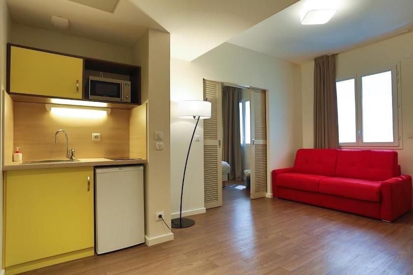 An apartment with kitchenette at Westlodge Lyon Nord aparthotel