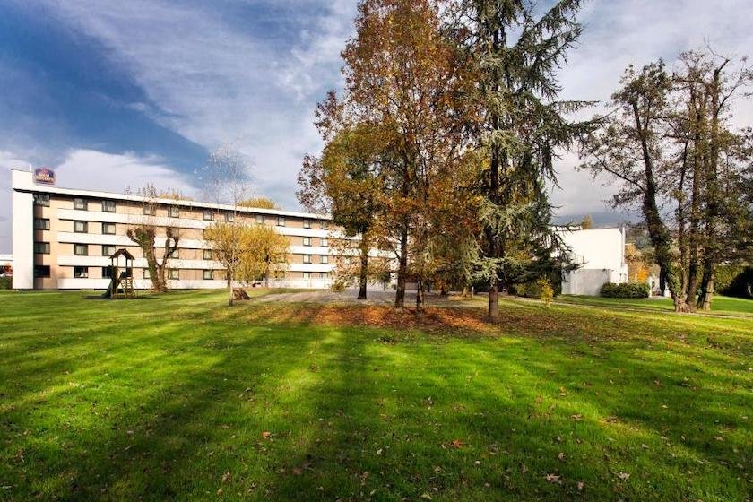 Le vaste parc de l’hôtel Best Western de Chambéry
