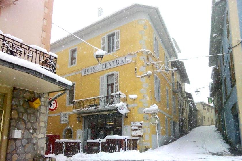 L’hôtel Central et sa façade jaune d’or sous la neige, dans le centre de Saint-Pierre d’Albigny