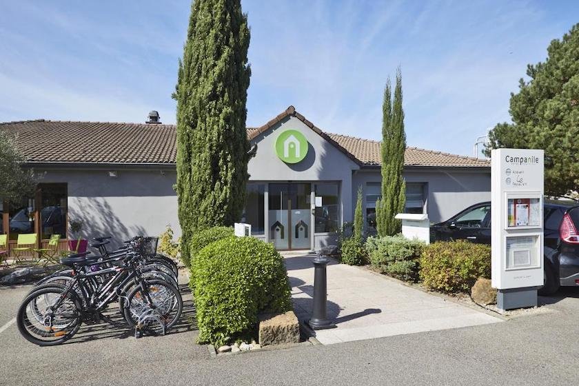Le bâtiment d’accueil de l’Hotel Campanile Lyon Sud Feyzin et l’accès à la réception