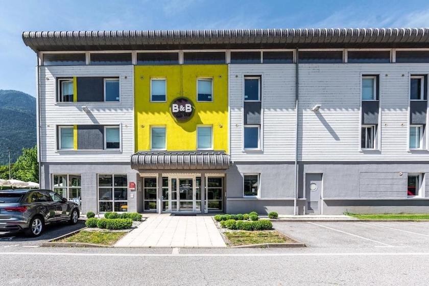 La façade blanche et jaune du B&B Hotel à proximité de Saint-Jean-de-Maurienne
