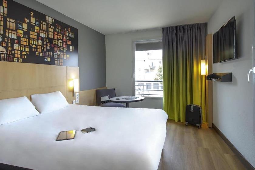 One of the modern and cosy guest rooms at the Ibis Lyon Sud Vienne Saint-Louis.