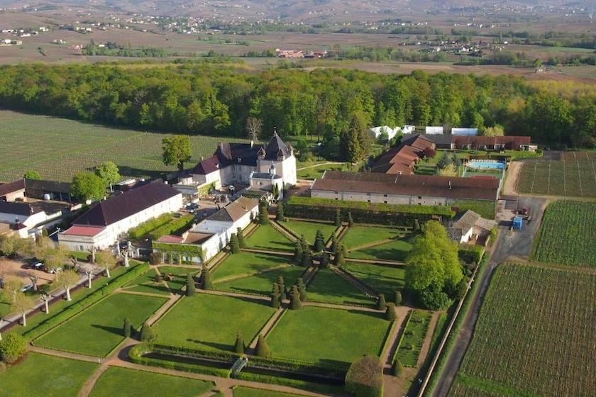 Une vue aérienne générale du Château de Pizay et de ses vignes