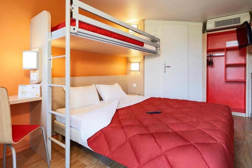 Une chambre pour un couple plus une personne dans le lit superposé à l’hôtel Hôtel Première Classe Lyon Ouest - Tassin