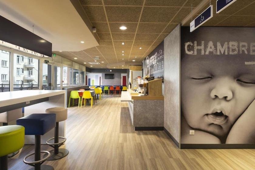 la salle de petit-déjeuner, colorée, de l’Hotel Ibis Budget Bourgoin Jallieu Centre