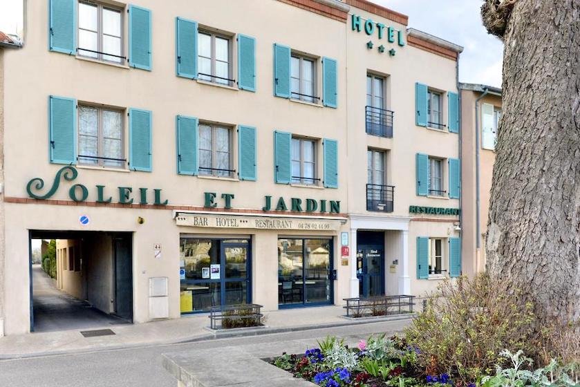 La façade, orientée plein Est, de l’hôtel Soleil et Jardin, au centre du village de Solaise