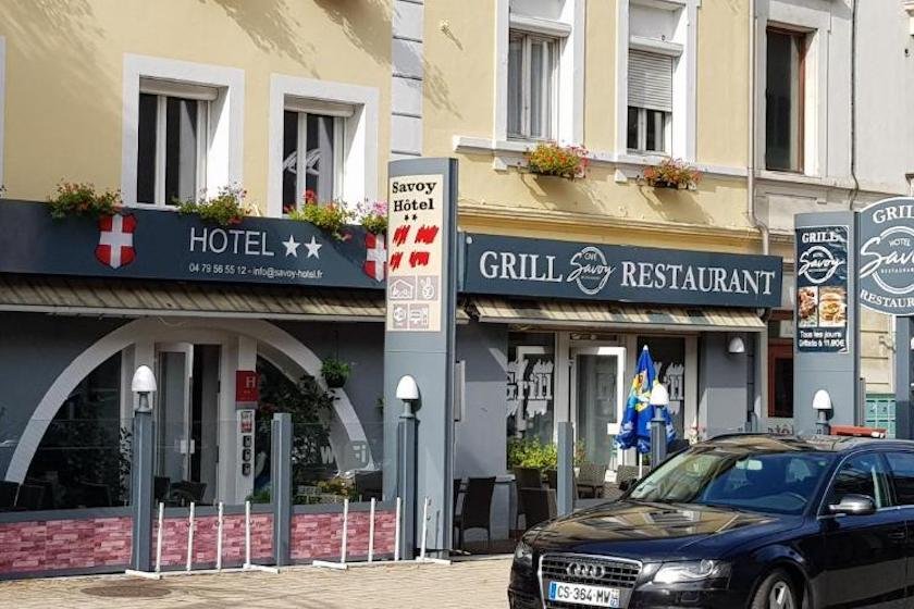 L’entrée de l’hôtel et du restaurant Savoy près des berges de l’Arc