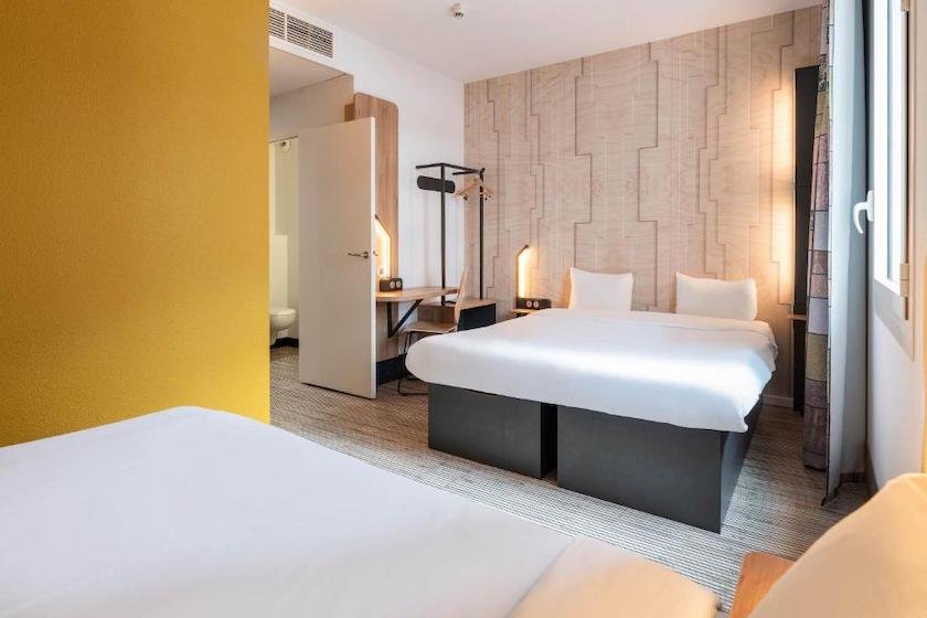 Une chambre triple du B&B Hotel Lyon Ouest Tassin