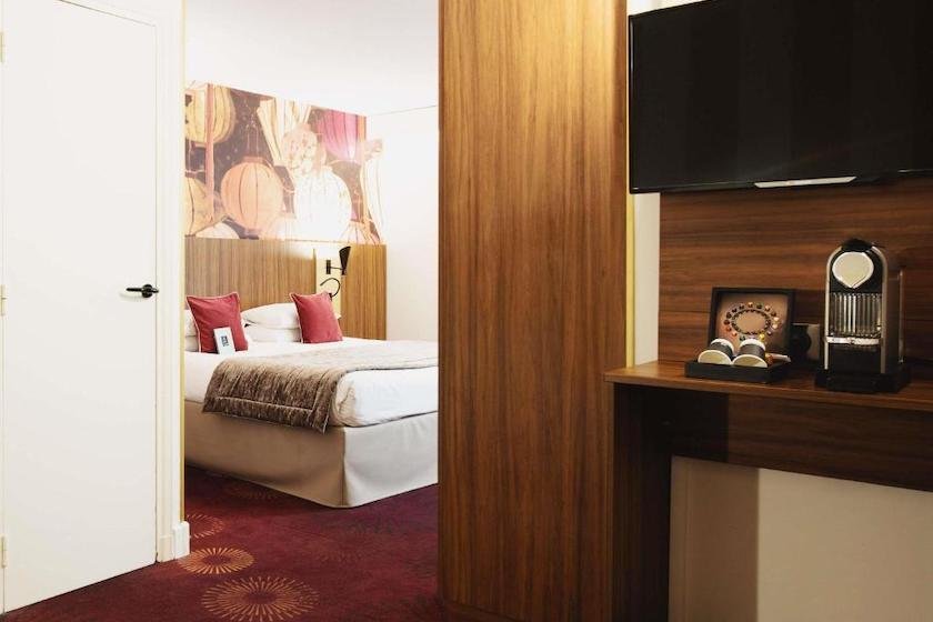 Une chambre confortable, avec la cafetière Nespresso, dans l’hôtel Mercure Lyon Plaza