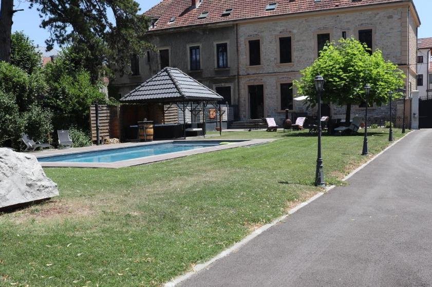 Vue depuis le jardin des chambres d’hôtes Les Tourelles à La Tour-du-Pin
