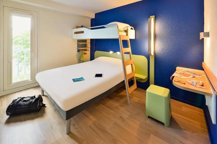 Une des chambres triples de l’hôtel Ibis Budget de Chambéry, avec son lit simple au dessus du lit double