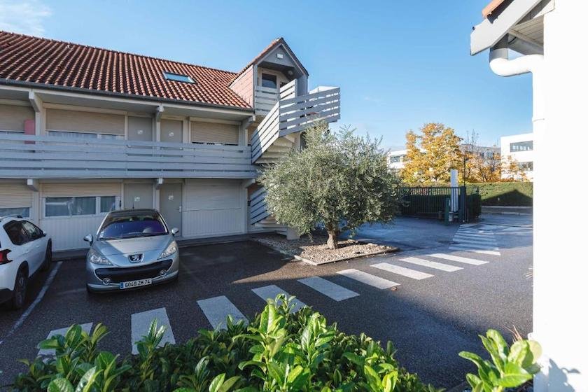 The car park at the Campanile Nature Hotel – Lyon Est Eurexpo is located close to the rooms.