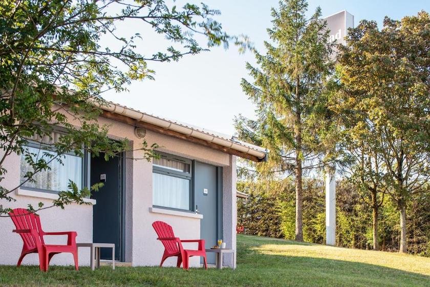 L’un des logements de l’hôtel Kyriad Saint-Quentin-Fallavier et sa terrasse côté jardin