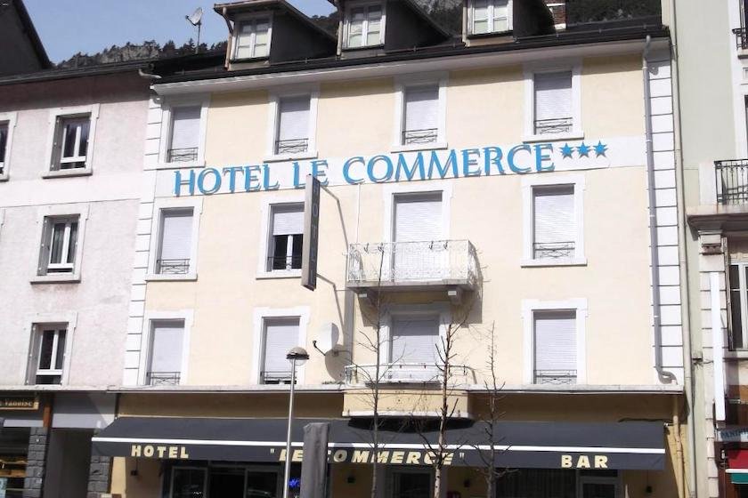 La façade plein sud de l’hôtel 3 étoiles Le Commerce de Modane, en Savoie