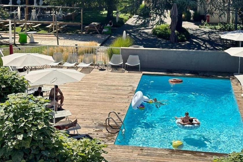 La piscine de l’Hôtel Novotel à la sortie de l’autoroute A43 à l’est de Lyon