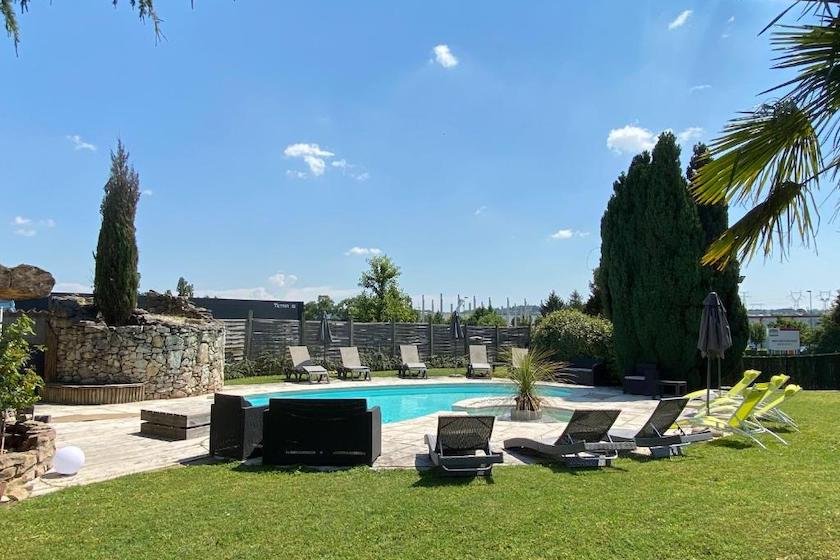 L’espace jardin avec piscine de l’hôtel La Roselière de Saint-Quentin-Fallavier