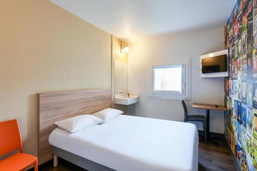Une chambre double, colorée et chaleureuse de l’HotelF1 Lyon Sud Oullins