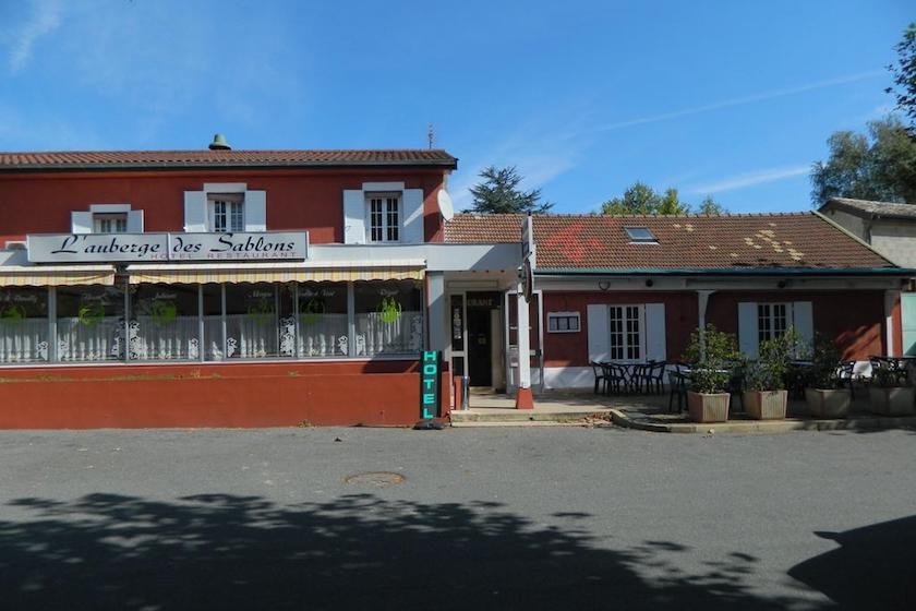 Auberge Des Sablons near the A6 motorway
