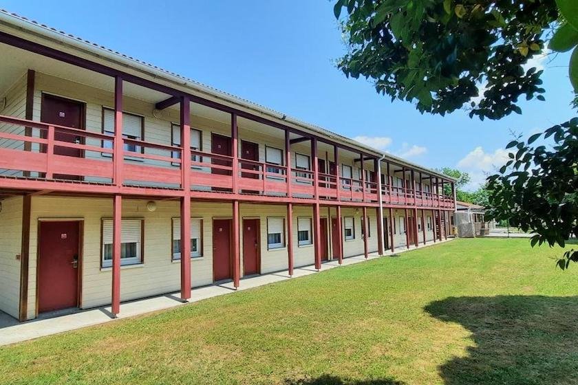 View of the Hôtel Lemand room entrances and the garden.