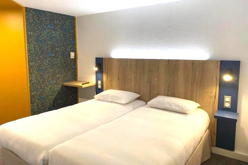 Le parking et l’entrée de l’hôtel Kyriad Direct situé au nord de Chalon-sur-Saône