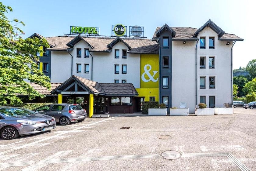 Arrivée au B&B Hotel de Chambéry La Cassine, avec son parking