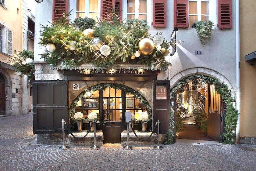 L’entrée atypique du Petit Hôtel Confidentiel par son arche typique du moyen-âge