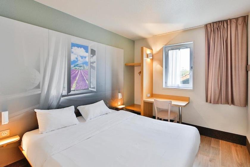 A double room at the B&B Hotel Valence Sud, simple but pleasantly decorated.