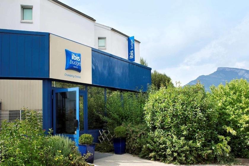 The visitors’ entrance to the Ibis Budget Hotel Chambéry Sud Challes-Les-Eaux.