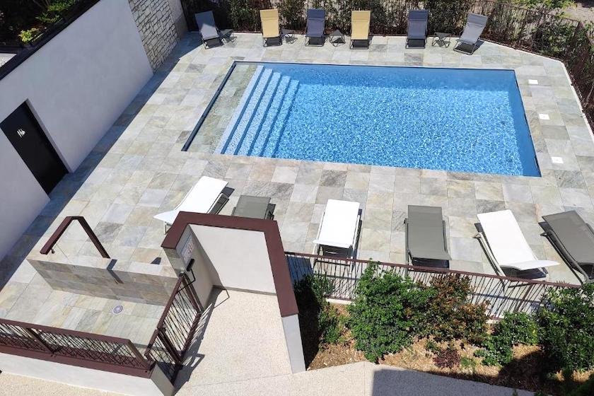 La piscine de Hôtel Les Amandiers