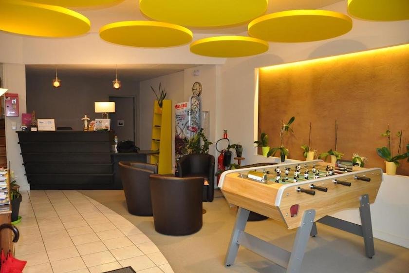 Le hall d’accueil coloré de l’Hôtel de France de La Tour-du-Pin