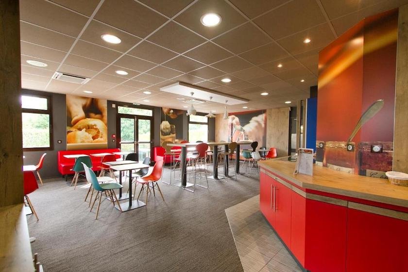 La salle de petit-déjeuner de l’hôtel Ibis Chambéry