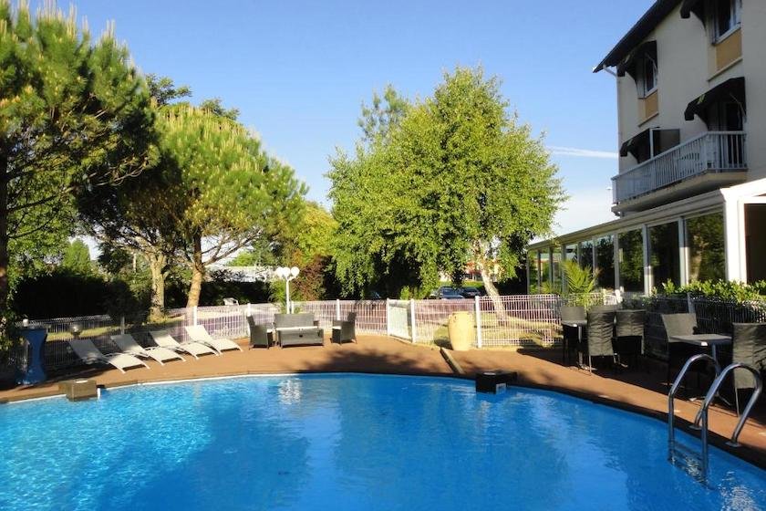 Hôtel Logis Les Charmilles autoroute A6