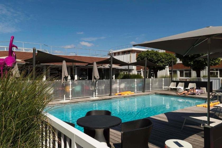 La piscine de l’Hôtel Ibis Styles sur l’A43 à l’est de Lyon