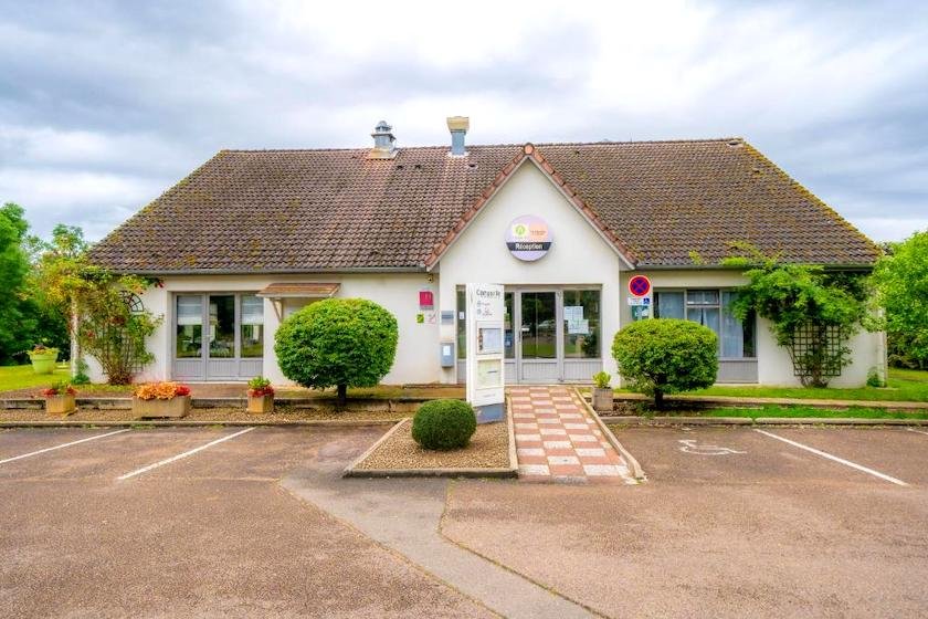 L’entrée de l’hôtel Campanile Avallon, en pleine campagne