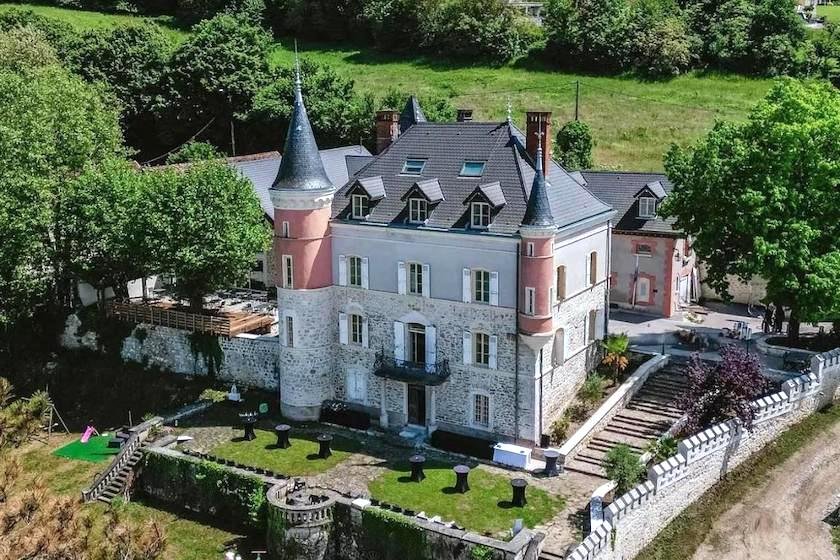 Vue aérienne du Château de Saint-Genix avec ses deux tourelles et sa terrasse