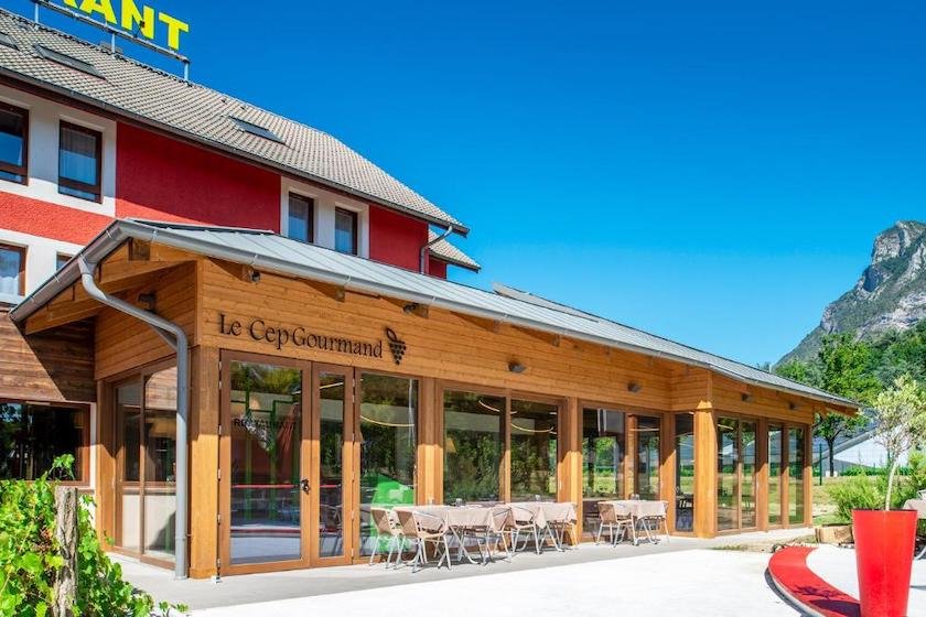 Le restaurant, vue de l’extérieur, de l’hôtel La Clé des Champs