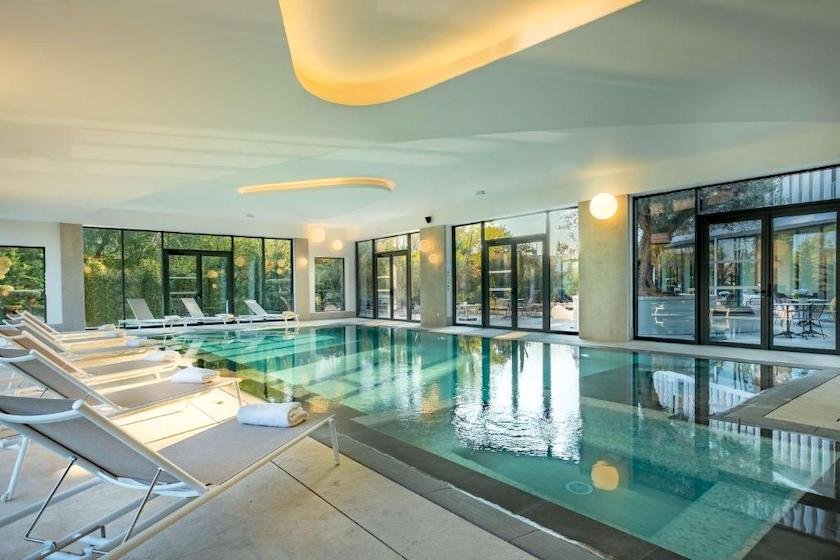 La piscine intérieure de l’hôtel et spa Golden Tulip au nord de Lyon
