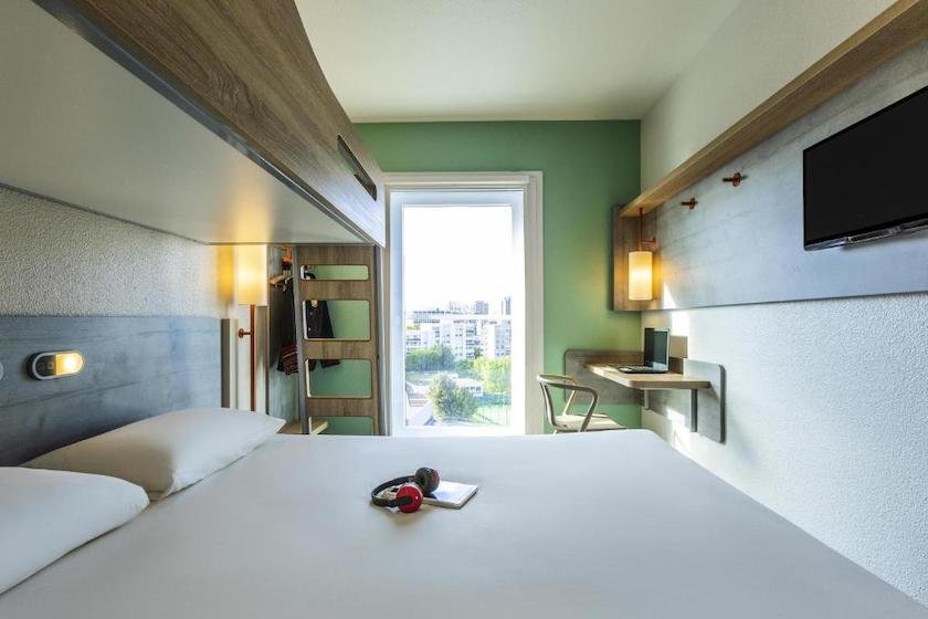 Une chambre de l’hôtel Ibis Budget Paris Porte d’Italie Ouest, pour un couple plus une personne dans le lit superposé
