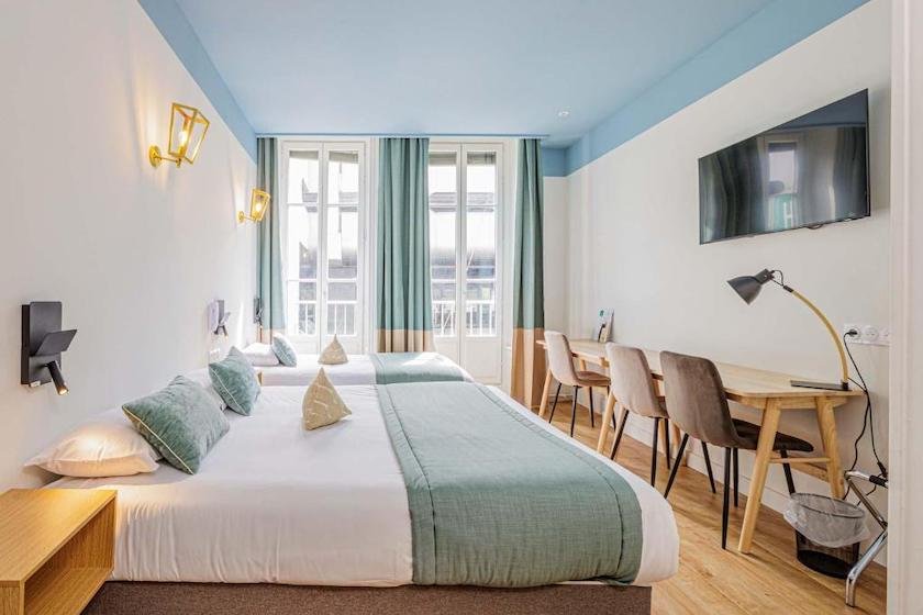A bright and comfortable triple room at the Hotelo Lyon Ainay hotel