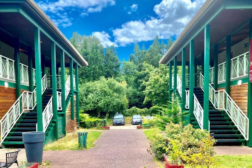 The exterior and room access at Brit Hotel Lyon Nord Dardilly