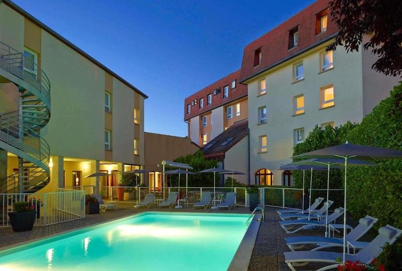 L’hôtel Ibis Beaune Centre et sa piscine éclairée le soir