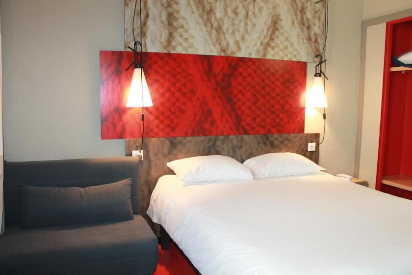 In the Ibis Lyon Centre hotel, a cosy modern 2+1 room