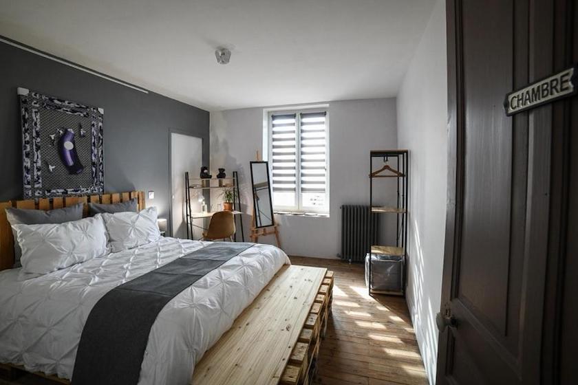 L’une des chambres, avec ancien parquet en bois de La Maison Fleur de Frangipanier