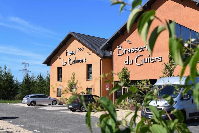La façade de l’Hôtel Le belmont et de la Brasserie du Giers près de la sortie 11 de l’A43