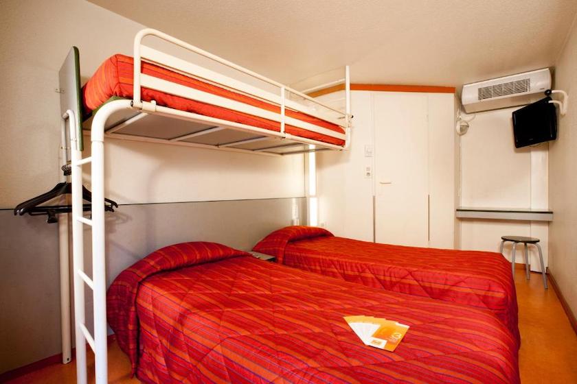 Une chambre avec 3 lits simples dans l’hôtel Première Classe de Chambéry