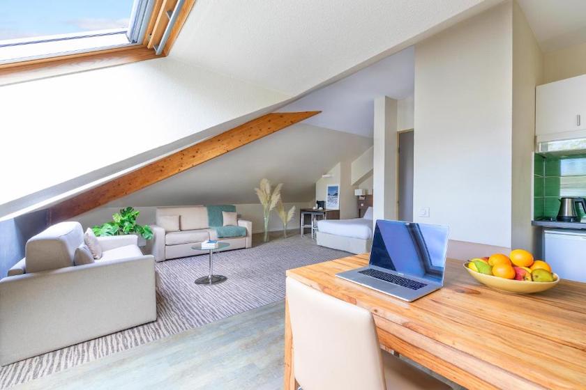 L’une des chambres familiales de l’hôtel Kyriad Chambéry Centre située sous les toits