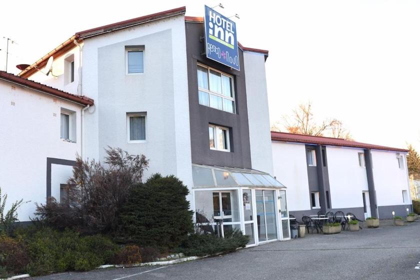 La façade blanche et grise de l’Hôtel Inn au Sud de Chambéry
