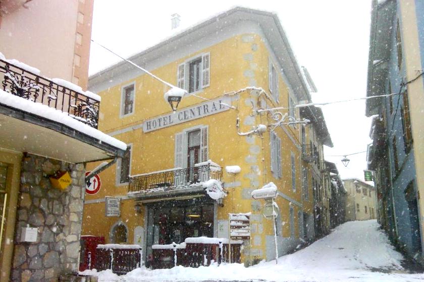 L’hôtel Central et sa façade jaune d’or sous la neige, dans le centre de Saint-Pierre d’Albigny