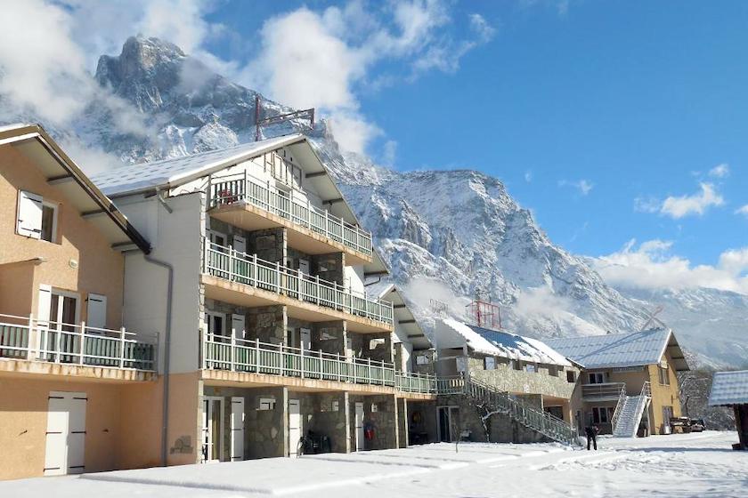 La façade de l’hôtel restaurant Lancheton près de Saint-Jean-de-Maurienne, avec ses balcons orientés au Sud.