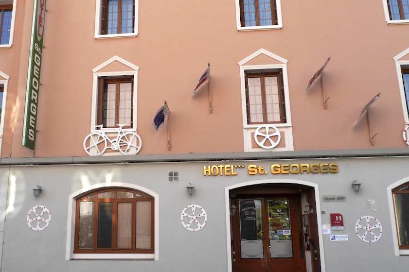 La façade de l’hôtel Saint-Georges situé au centre-ville de Saint-Jean-de-Maurienne